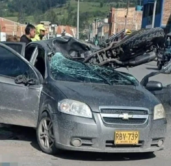 Noticias Chiquinquirá, Boyacá, hoy, 14 de noviembre: identifican a víctima mortales de grave accidente entre moto y carro. Mostraron video.