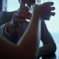 Persona tomado trago. En relación a licor que suspendieron venta.