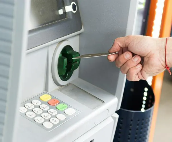 Algunos consejos para cuando el cajero automático no le entregue el dinero y le descuente.