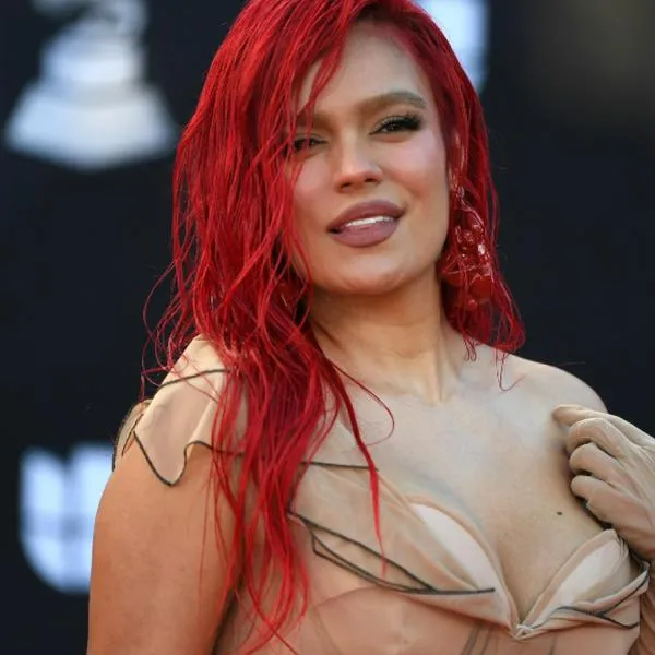 En el 2022, la cantante Karol G lució una tonalidad roja brindando un efecto luminoso y llamativo.