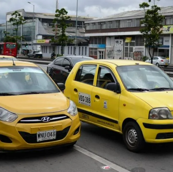 El Gobierno de Gustavo Petro entregaría un bono mensual de hasta 120.000 pesos a los taxistas en Colombia como compensación por el alza de la gasolina.