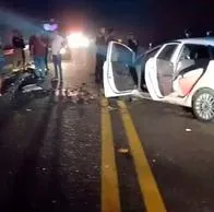 Dos vehículos chocaron de frente en la vía al Mar: una mujer murió y hay dos heridos
