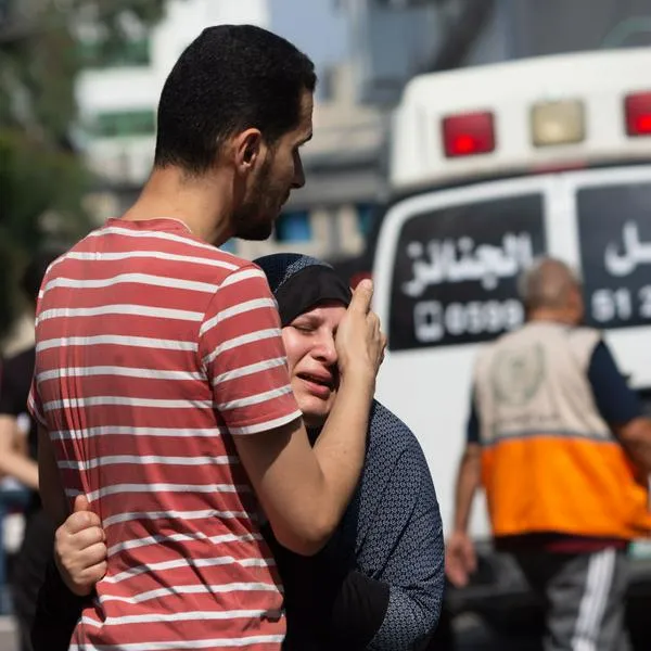 Palestinos a las afueras del hospital Al Shifa de Gaza, donde Israel llevó a cabo una operación.