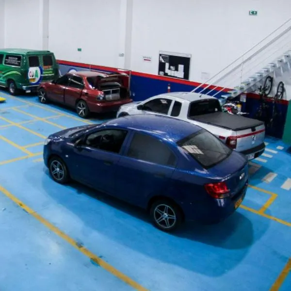Foto de un taller de carros, a propósito de cuánto vale un peritaje de un carro usado en Colombia