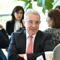Álvaro Uribe dijo que el Centro Democrático debería aceptar la invitación de Gustavo Petro a discutir la reforma a la salud.