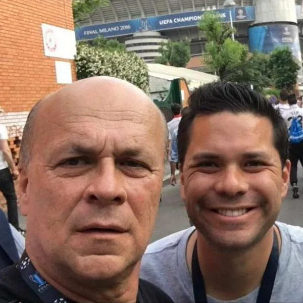 Foto de Carlos Antonio Vélez con Luis Carlos Vélez, en nota de cómo lucía el comentarista, joven y con pelo, en foto con RCN que reveló su hijo.