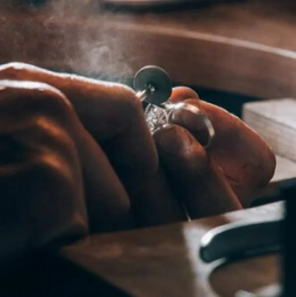 Manos haciendo anillos. Truco para comprar anillos de diamante. 