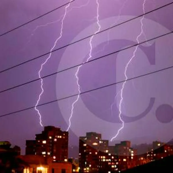 ¿Cómo se puede evitar el impacto de un rayo durante una tormenta eléctrica?
