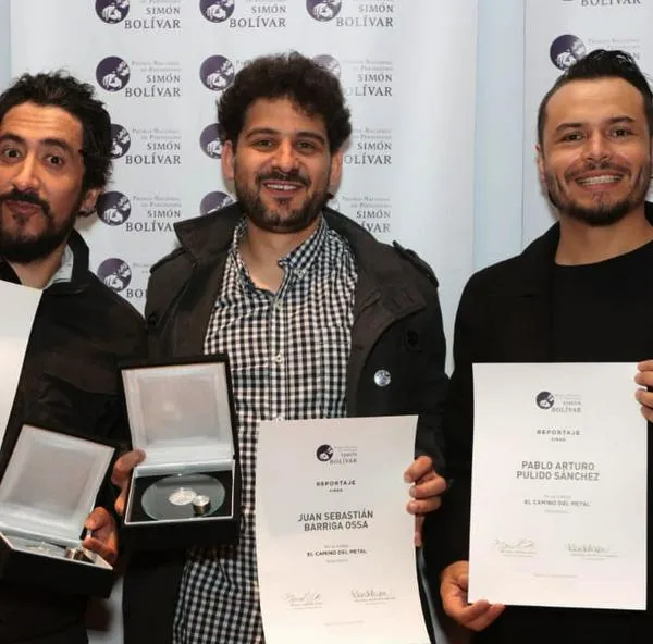 Óscar Romero, Juan Sebastián Barriga y Pablo Pulido, de la emisora Radiónica, ganadores en la categoría ‘Reportaje – Video’ con el documental El camino del metal.