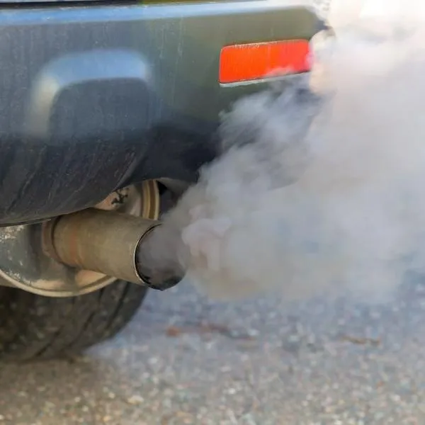 Foot de carro tirando humo por el escape