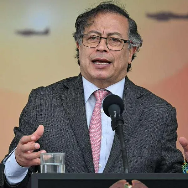 Foto de Gustavo Petro, en nota de que al presidente lo insultó y retó el hombre que quemó muñeco con cara del presidente (video)