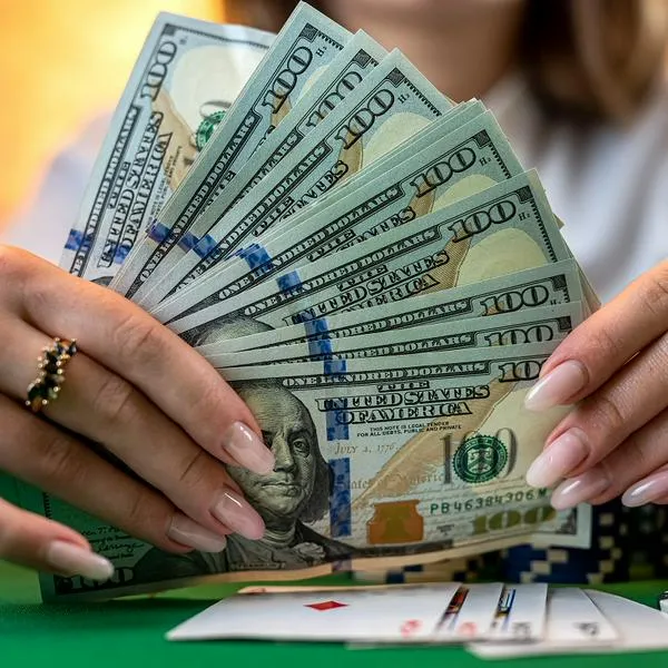 El superintendente financiero lanzó propuesta para controlar las fuertes alzas que viene presentando el dólar en Colombia. Muchos se ilusionan.