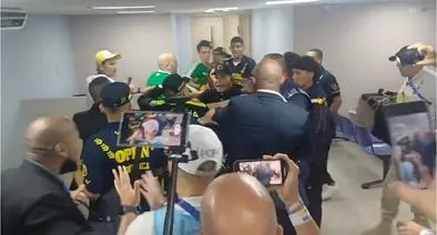Momentos de la pelea en zona mixta de Brasil después de que perdiera con Colombia en Barranquilla.