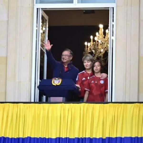 El presidente Gustavo Petro, junto a su esposa Verónica Alcocer y su hija menor, Antonella.