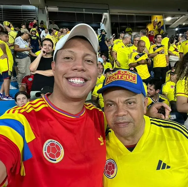Luis Alonso Colmenares y su hijo, el concejal de Bogotá Jorge Colmenares, en el estadio Metropolitano de Barranquilla.