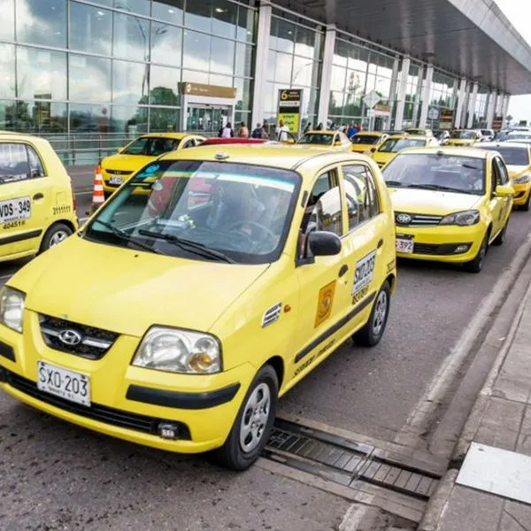 Foto de taxis, a propósito de Salario de un taxista en Colombia a diario