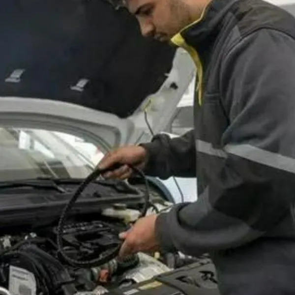 Foto de un mecánico a propósito de quién paga el peritaje de un carro usado y cuánto puede durar ese proceso