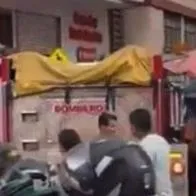 Bomberos de Cali quedaron atrapados entre las sombrillas de puestos ambulantes