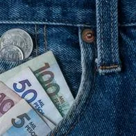 Foto de billetes colombianos a propósito de empresas que no suban salario mínimo en 2024 tendrán duras sanciones económicas
