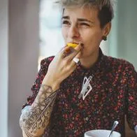 ¿Le gusta mucho el limón? Esto podría hacerles a sus dientes si lo consume a diario