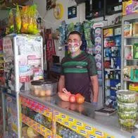 Tiendas de barrio de Colombia están registrando disminución de ventas debido a los grandes almacenes de cadena que ofrecen productos baratos.