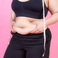Tomar bastante agua ayuda a que se sienta más ligero y disminuya el tamaño de su abdomen.