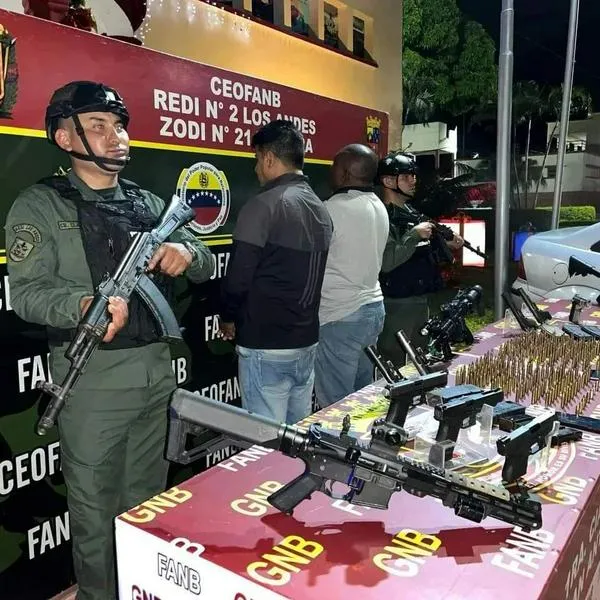 Tren de Aragua: Guardia de Venezuela incautó arsenal de esa banda transnacional que venía a Colombia. Escondían las armas en la frontera.