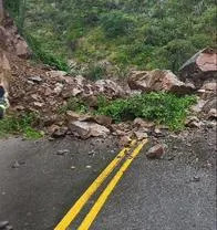 Está cerrada la vía Bucaramanga - San Gil por caída de rocas
