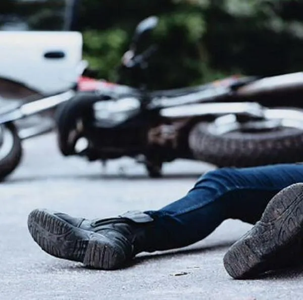 Grave accidente de tránsito en Medellín hoy, 18 de noviembre, dejó a un adulto mayor muerto tras ser arrollado por un motociclista.
