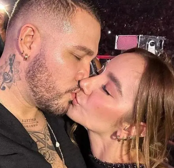 Los cantantes Jessi Uribe y Paola Jara revelaron el 'La red', de Caracol Televisión, dónde fue su primer beso y más detalles del inicio de su relación.