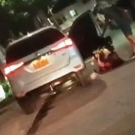 En Cartagena, un policía fue captado agrediendo a una mujer, a quien sacó de una camioneta para golpearla en plena vía. Acá, los detalles.