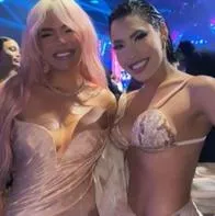 Ana del Castillo sigue estando en el centro de las burlas, pero esta vez es por mostrar su interés de colaborar con Karol G. No la bajaron de corroncha.