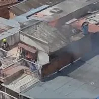 Incendio en Bucaramanga hoy: dos menores fueron rescatadas por los bomberos de la ciudad y les salvaron la vida. La emergencia dejó perdidas materiales.