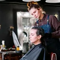 De esta manera puede matizar las canas en el cabello negro y claro. 