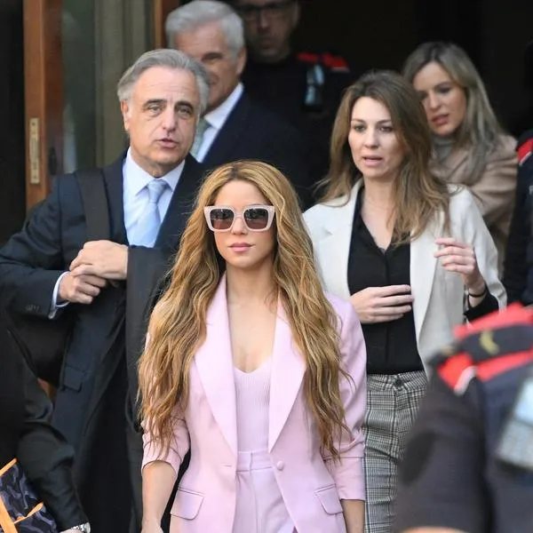 Shakira, triste en juicio en España, donde aceptó cárcel y multa por fraude fiscal.