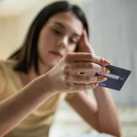 Foto de tarjeta de crédito a propósito de bancos que más cobran por avances