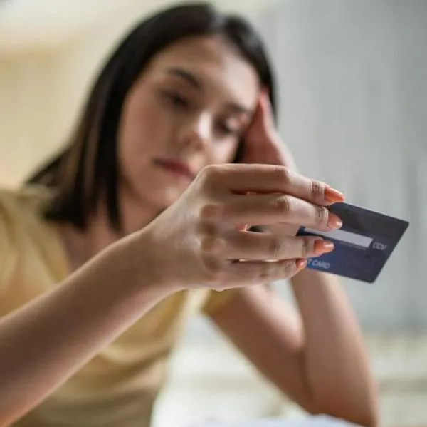 Foto de tarjeta de crédito a propósito de bancos que más cobran por avances