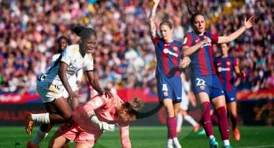 En España, en redes sociales han señalado de manera dura a portera del Barcelona que lesionó a Linda Caicedo; duraría varias semanas sin actividad.
