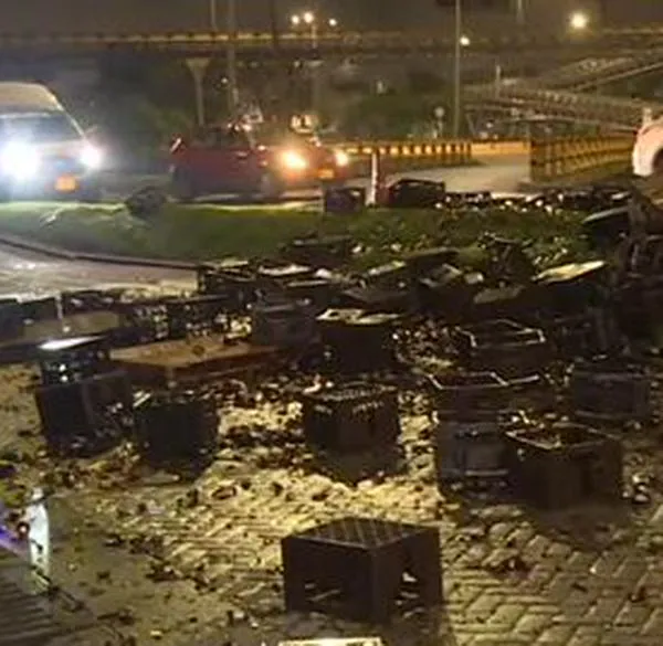 Accidente de un camión que transportaba cerveza: 1.820 botellas quedaron destruidas