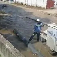 Corte de agua en Cartagena por error en instalación de poste de luz.