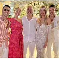 Karoll Márquez junto a Carlos Montaño y Carolina Núñez, de SIAM, en el matrimonio de Melina Ramírez y Juan Manuel Mendoza. El cantante de la banda resultó herido por una cortada