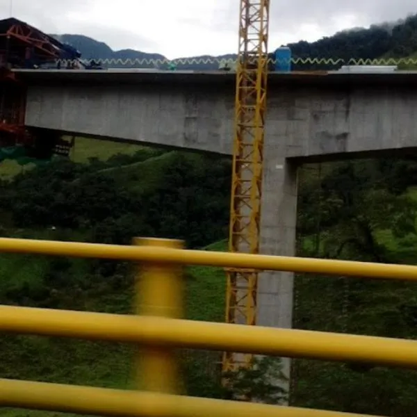 Puente de Chirajara: bomberos rescatan cuerpo de joven que cayó al vacío y murió
