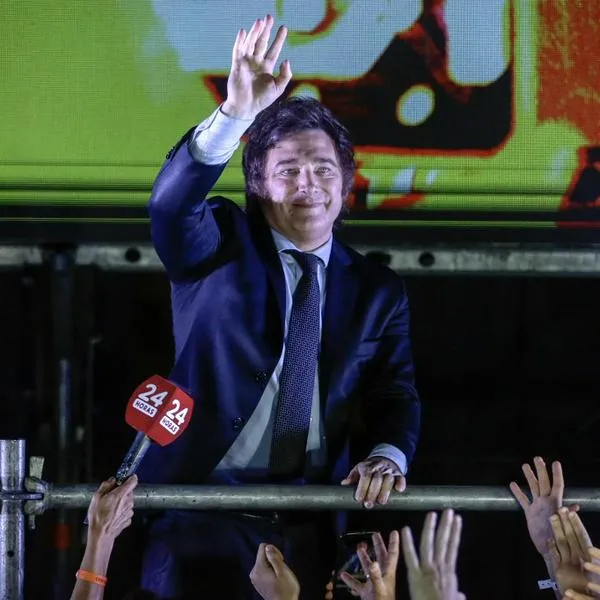 Javier Milei celebra su elección como presidente de Argentina. Cuáles serán sus primeras reformas.