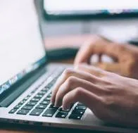Persona en un computador. En relación con nueva  plataforma para conseguir empleo.