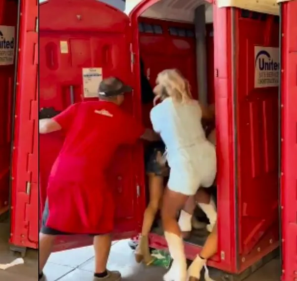 Mujeres peleando dentro de baño en concierto. 