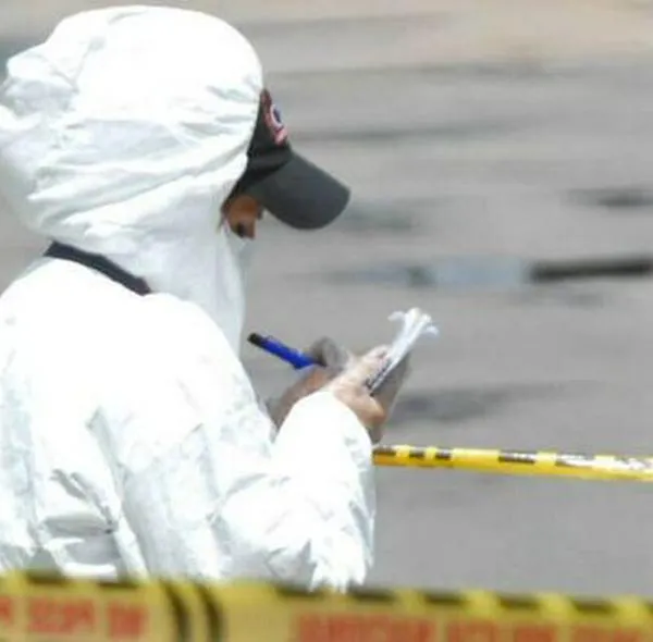 Agente revisando escena del crimen. En relación con cuerpo de mujer encontrado en Bogotá. 
