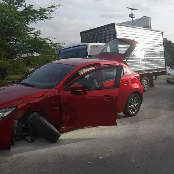 Accidente múltiple en una calle de Ibagué causó daños en varios vehículos
