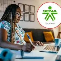 Mujer adulta tomando curso virtual durante fin de semana, imagen de referencia: Getty Images // Logo SENA