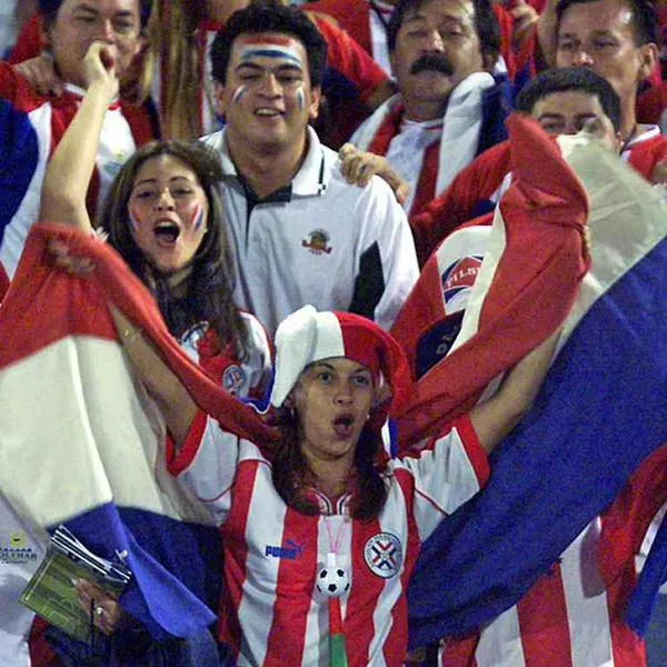 Foto de hinchas paraguayos, en nota de que Paraguay vs. Colombia: llamado a hinchas en Defensores del Chaco con mensaje contra racismo