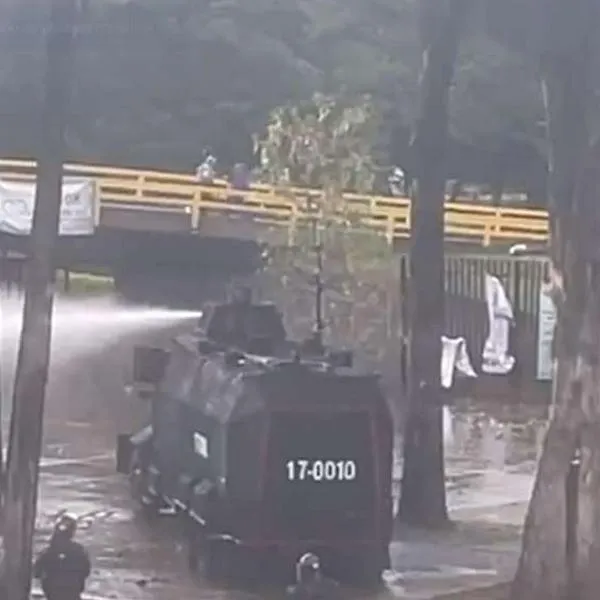 Foto de enfrentamientos en Bogotá, en nota de disturbios en Universidad Nacional por choques de Policía y encapuchados; video